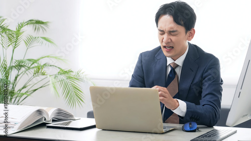 Cuadro en lienzo オフィスでPCを使って作業しながら悩む男性ビジネスパーソン