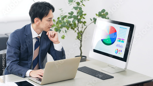 Quadro em tela ビジネス、マーケティング、DX、分析、コスト、経営、戦略、業績、決算、確定申告、見積もり、計画、企画、チェック、確認、人材、人件費、経費、費用、考える、課題、ビ