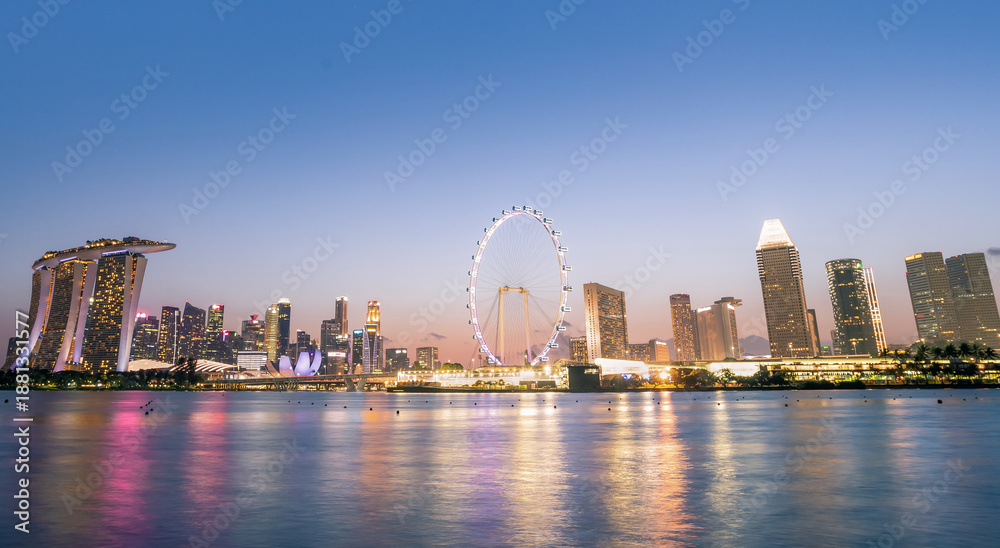 Obraz premium Tourists in the city park of singapore at night, landscape marina bay in Singapore city.