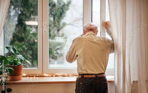 Bilde på lerret Elderly man waiting for family, calling them.