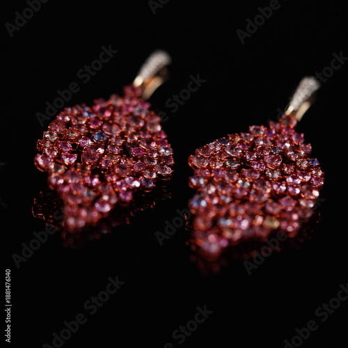 Foto Elegant leaf-shaped dangle earrings featuring soft pink gemstones in a graceful, nature-inspired design