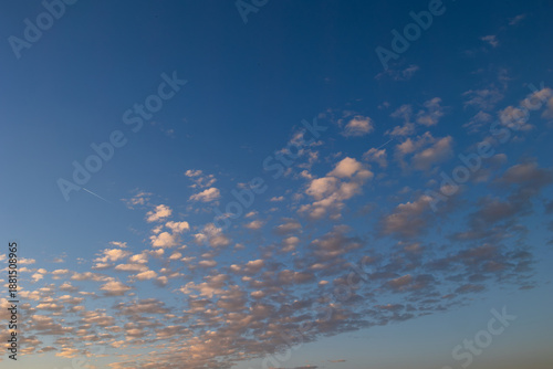 Rötliche Wolken am Morgenhimmel als Hintergrund