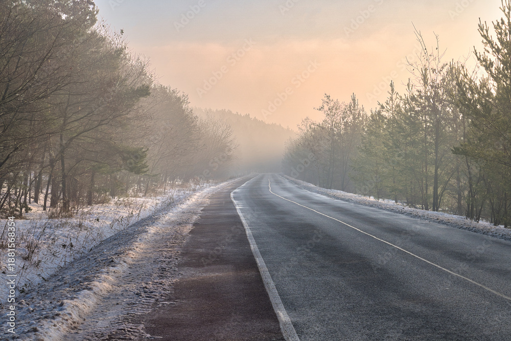 Fototapeta premium Zimowa droga o wschodzie słońca