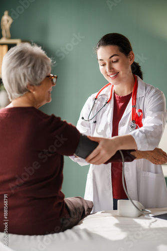 Bild auf Leinwand doctor measuring blood pressure