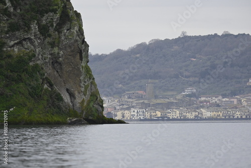 Marta vista dall'isola Martana