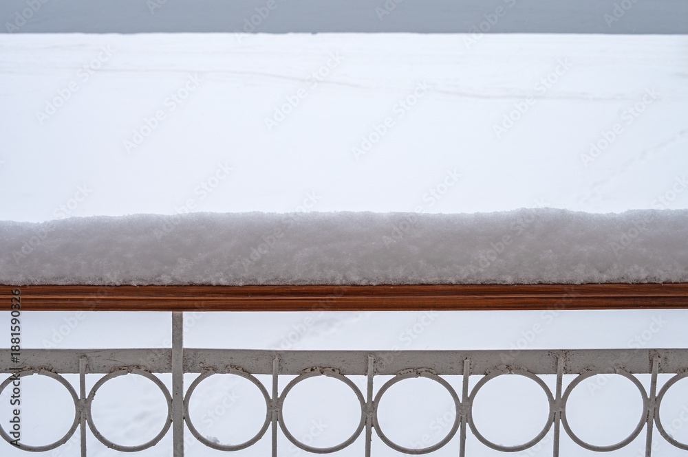 Naklejka premium Snow on the balcony railing during heavy snowfall.