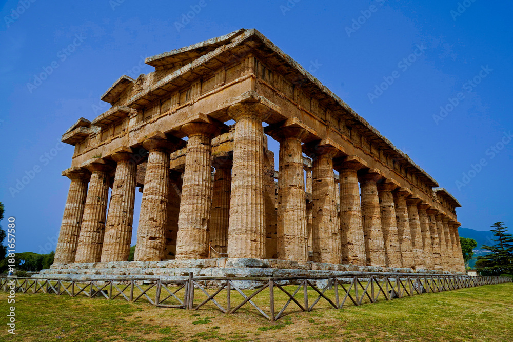Fototapeta premium La magnificenza dei templi e degli scavi archeologici dell'antica città greca di Paestum, Italia, Campania, Salerno