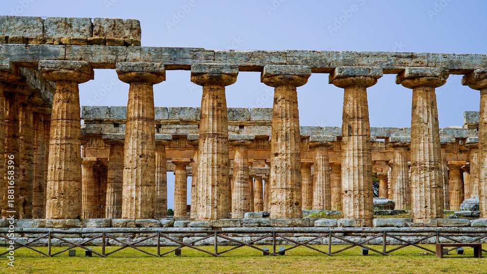 Fototapeta premium La magnificenza dei templi e degli scavi archeologici dell'antica città greca di Paestum, Italia, Campania, Salerno