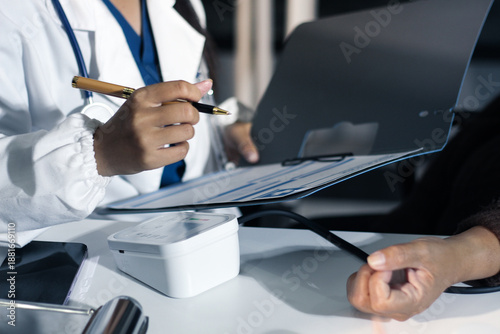 Foto A doctor's hands carefully taking a patient's blood pressure using a sphygmomanometer
