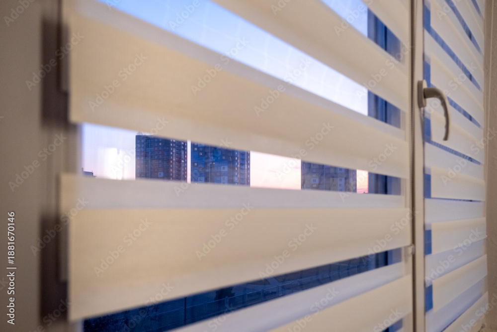 Obraz premium Modern window blinds with sunset view