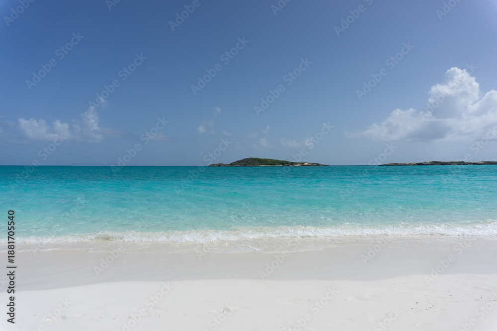 Fototapeta premium Turquoise ocean and white sandy beach with gentle waves