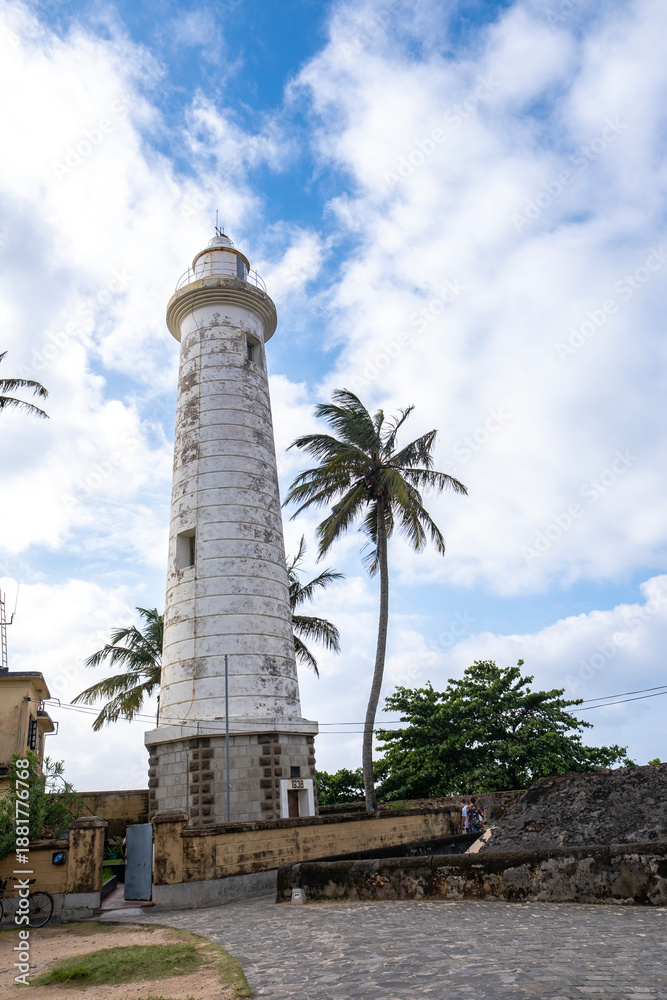 Obraz premium Lighthouse in Galle Fort, Sri Lanka, a popular tourist destination on the island.