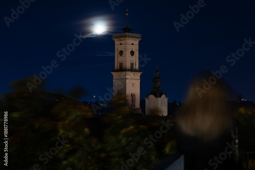Foto night city scape town hall landmark Eastern Europe long exposure view of Lviv Uk