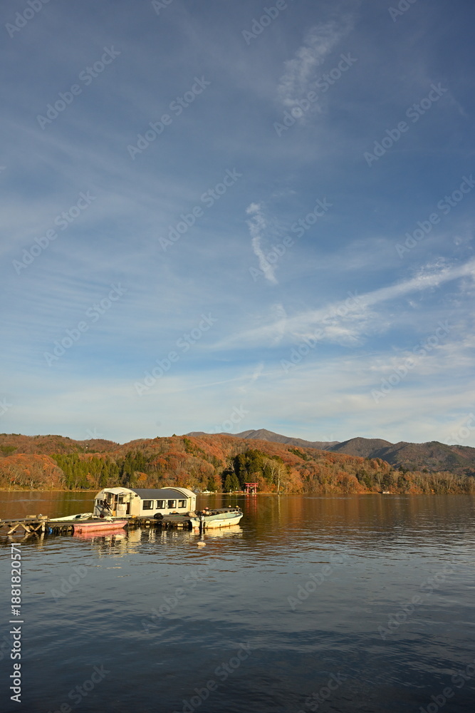 Fototapeta premium 夕日に照らされる紅葉の野尻湖（長野県信濃町）