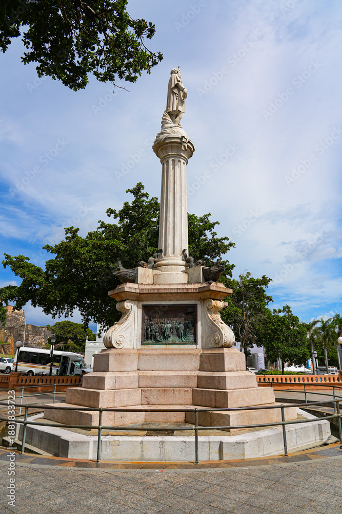 Obraz premium The historic Christopher Columbus monument at Plaza Colón in Old San Juan, Puerto Rico