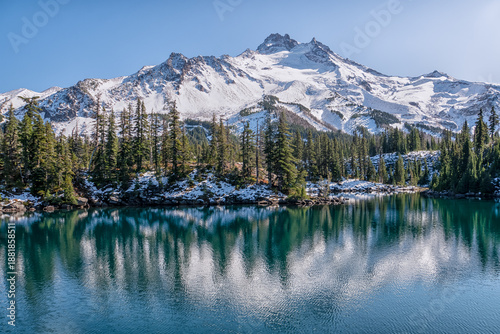 Fotografía A mountain range with a lake in the foreground