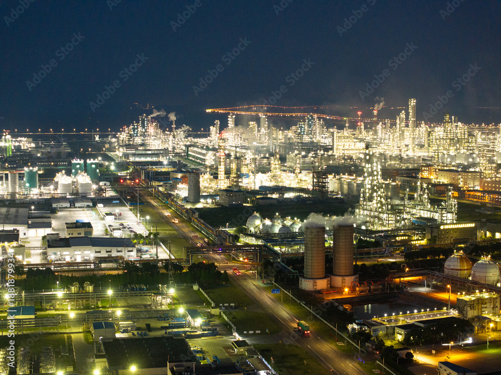 Obraz premium Illuminated oil refinery at twilight