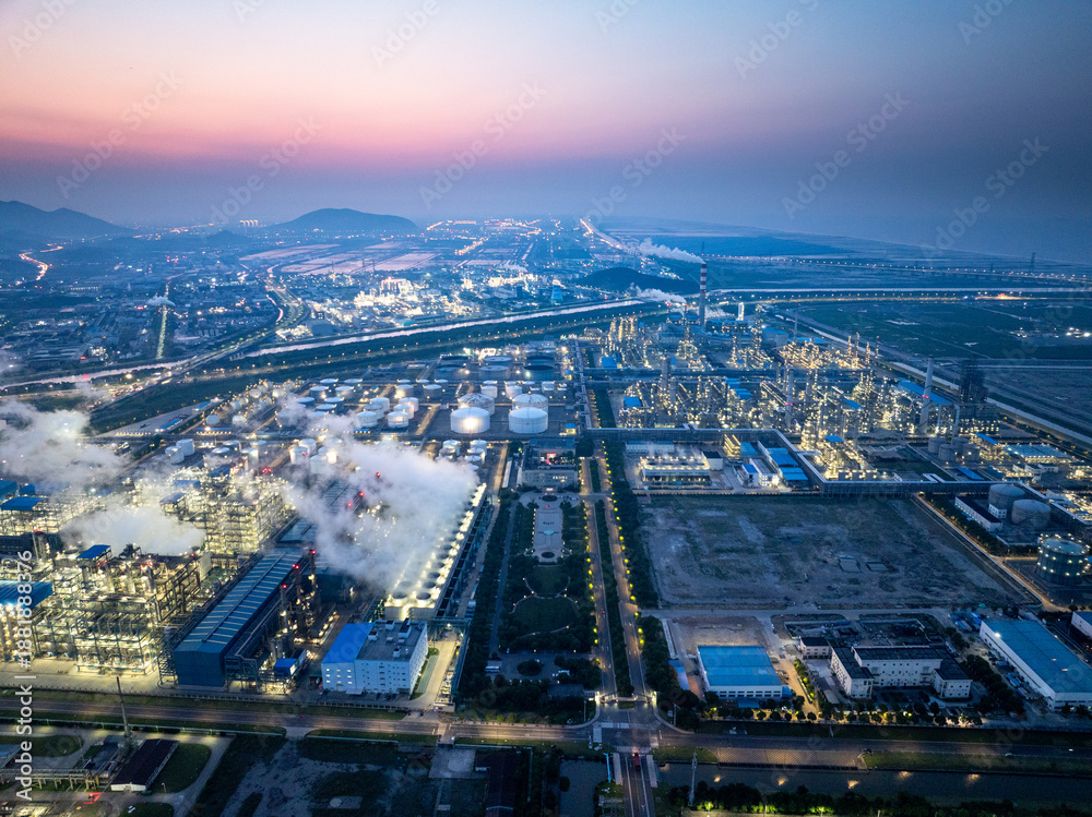 Fototapeta premium Illuminated oil refinery at twilight