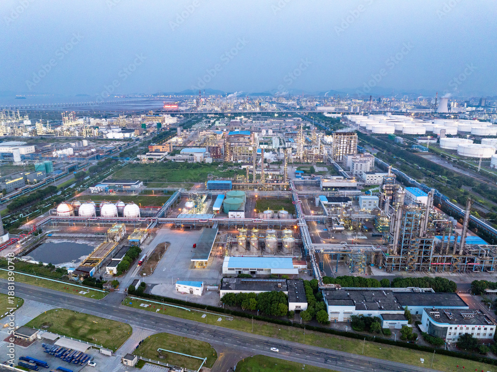 Fototapeta premium Illuminated oil refinery at twilight