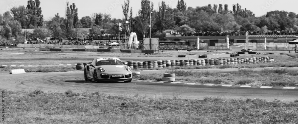 Obraz premium racing car. motorsport. circuit racing. dangerous moments on the track. high vehicle speed. sharp turn. demolition of wheels.