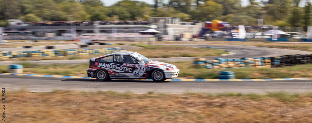 Obraz premium racing car. motorsport. circuit racing. dangerous moments on the track. high vehicle speed. sharp turn. demolition of wheels.