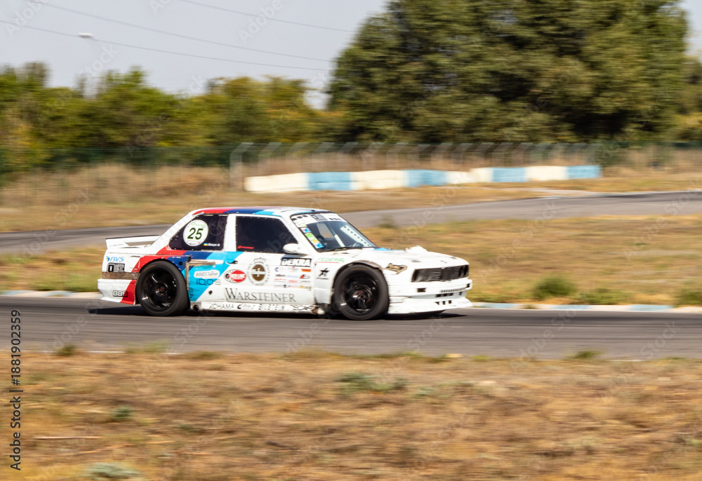 Obraz premium racing car. motorsport. circuit racing. dangerous moments on the track. high vehicle speed. sharp turn. demolition of wheels.