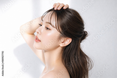 自然の艶肌が美しい女性の横顔ポートレート