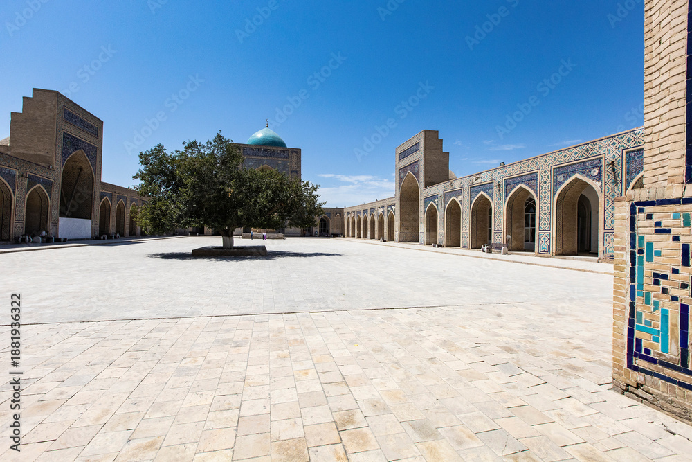 Obraz premium Buhkara, Uzbekistan - 13 August 2025: Mosque Mir Arab