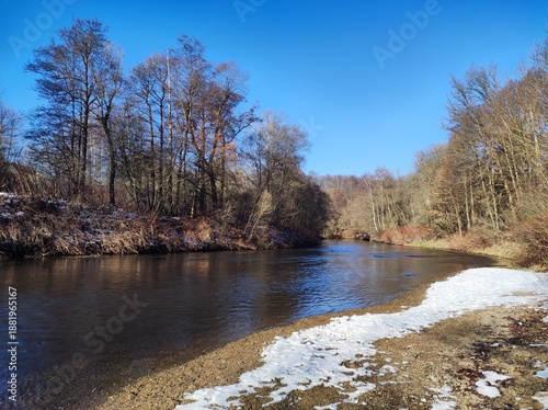 Bild auf Leinwand Flusslandschaft mit Resten von Schnee