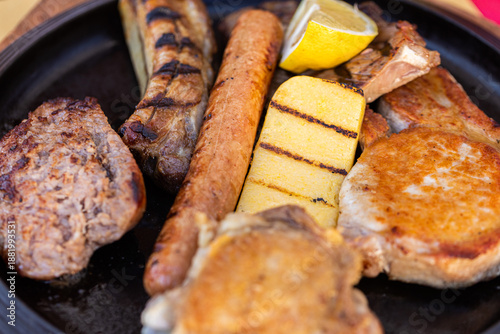 piatto di grigliata mista di carne con polenta