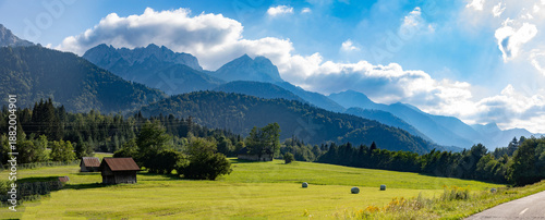 vista ultra panoramica su di un ambiente naturale tra le catene delle montagne alpine nella Val Canale, in Friuli Venezia Giulia, Italia, di giorno, con cielo sereno e colori brillanti, in estate