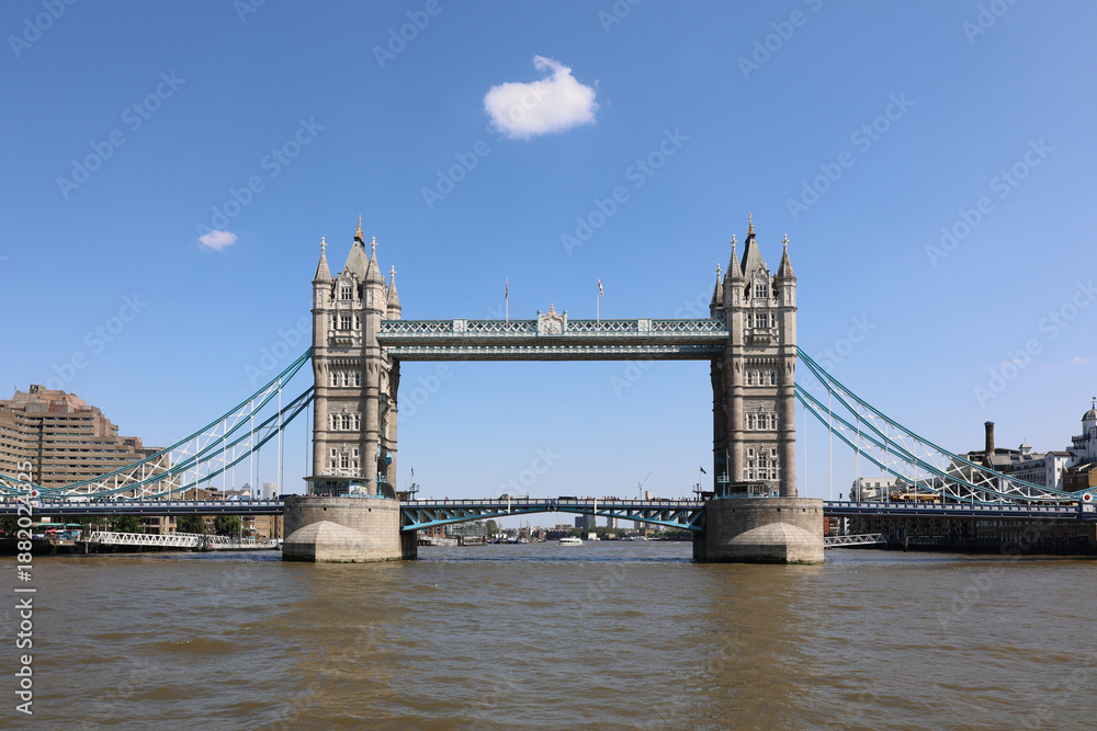 Obraz premium Tower Bridge is a Grade I listed combined bascule and suspension bridge in London England United Kingdom, built between 1886 and 1894, designed by Horace Jones