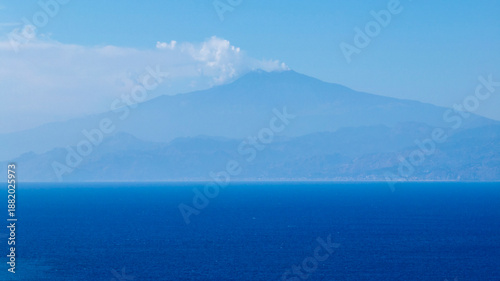Foto Silhouette of Mount Etna, located in Sicily, seen from Calabria