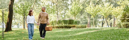 Quadro su tela Couple enjoying a spring stroll in a lush green park filled with warmth and love