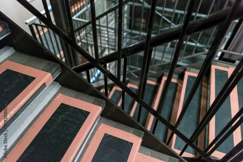 Obraz premium 仮設足場の階段と踊り場 点検・補修作業の現場 広告用背景