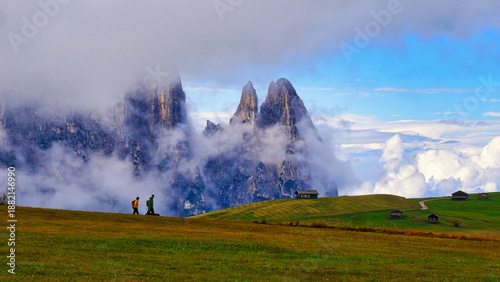 Wanderer vor dem wolkenverhangenem Schlernmassiv