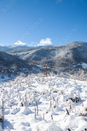 Village de montagne enneigé au pied des sommets en hiver