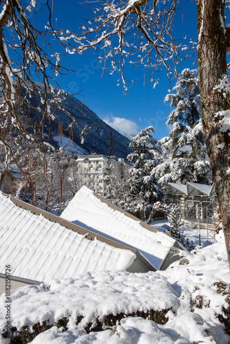 Parc urbain enneigé en montagne par une journée d’hiver ensoleillée