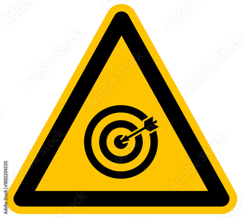 Señal de advertencia amarilla con diana y flecha vector concepto de objetivo precisión éxito estrategia de negocios metas alcanzadas marketing resultados y dirección corporativa