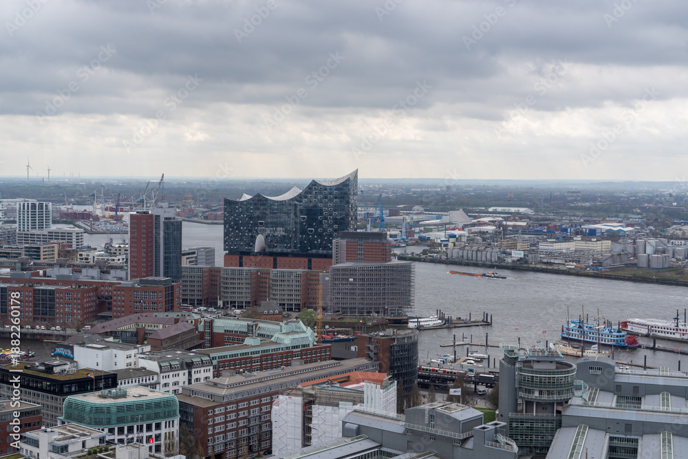 Obraz premium Elbphilharmonie and Hamburg cityscape on cloudy day