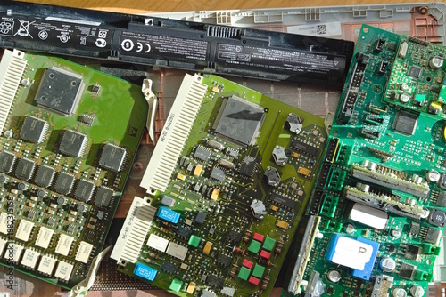 Foto Platine mit zahlreichen elektronischen Bauteilen - IT