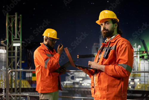 фотографія Industrial drilling rig engineering team inspecting equipment integrity using laptop
