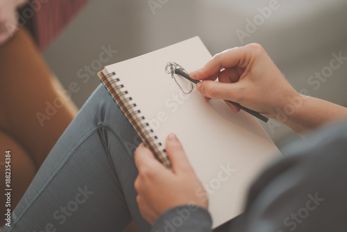 Foto Lady sketching in a notebook Mindfulness Sketching By Hand Relaxed Lifestyle Ske