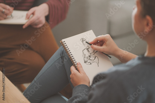 Foto Lady sketching in a notebook Mindfulness Sketching By Hand Relaxed Lifestyle Ske