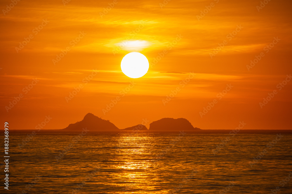 Naklejka premium Sunset at Arpoador Beach in Rio de Janeiro.