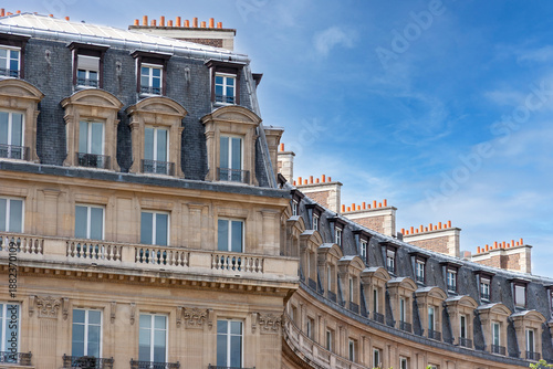 Slika na platnu Curved building adjacent to Bourse de Commerce along Rue de Viarmes, Paris