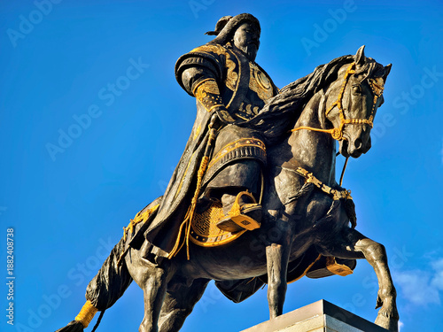 Fotografía A statue of Genghis Khan in Genghis Khan Park, Ulanhot City, Hinggan League, Inner Mongolia Autonomous Region, China