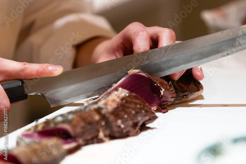 鰹のタタキの刺身を切る