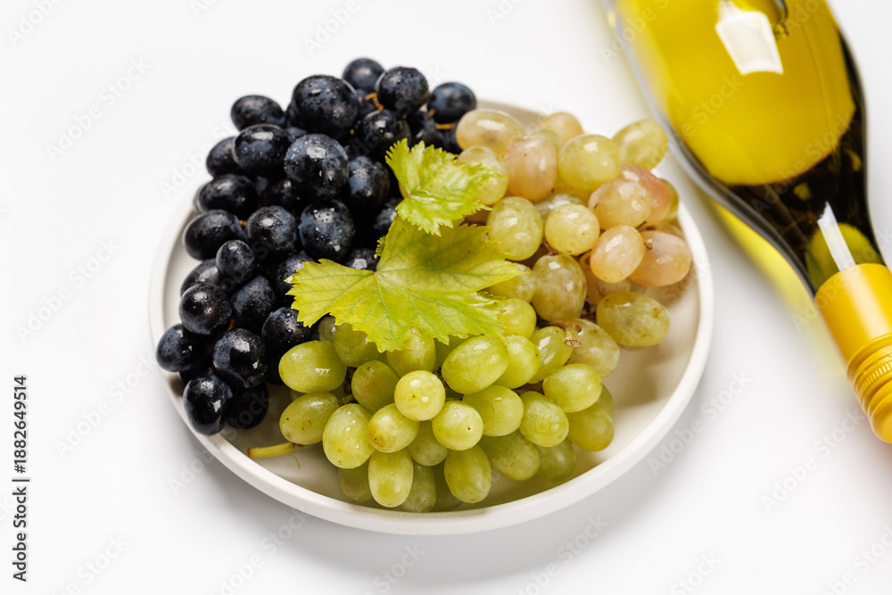 Obraz premium Wine bottle and fresh grapes