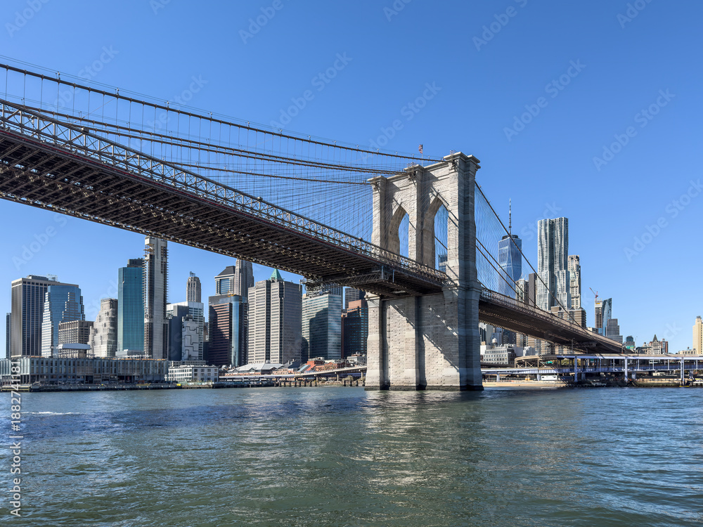 Obraz premium Brooklyn Bridge with Lower Manhattan Skyline on a Clear Sunny Day
